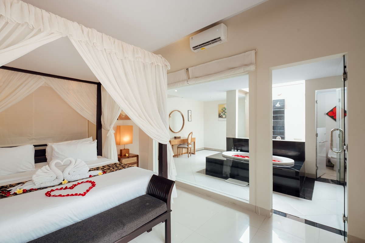 Villa bedroom with four-poster bed and en-suite bathtub, The Bidadari