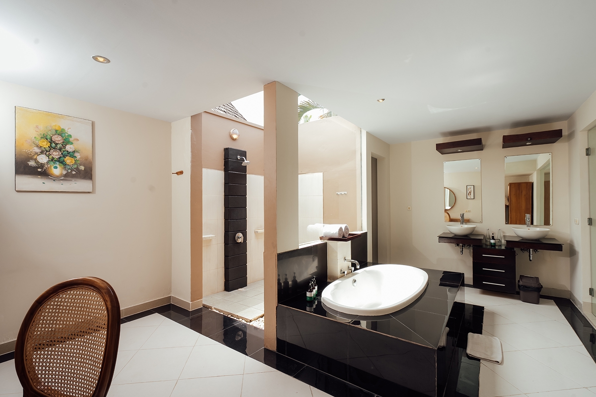 En-suite bathroom with freestanding bathtub and glass walk-in shower, The Bidadari