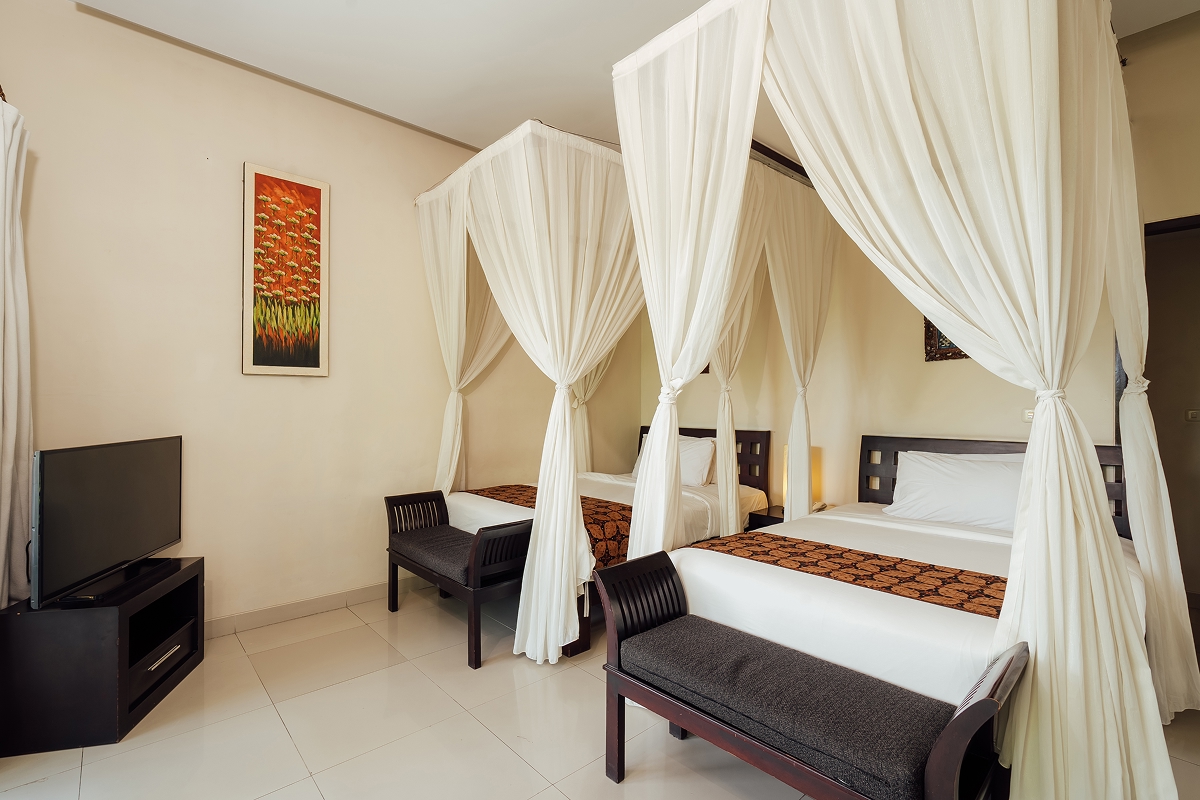 Four-poster canopy king bed with Smart TV in a villa bedroom, The Bidadari