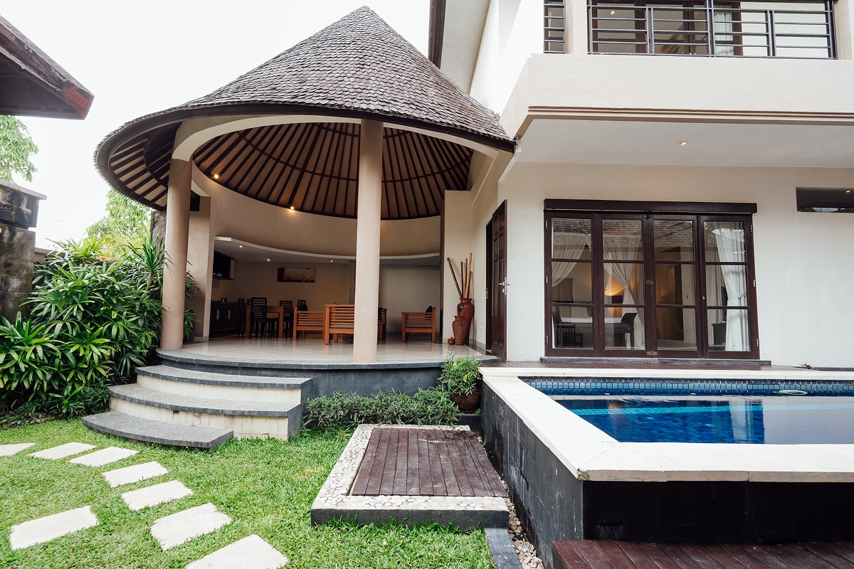Private pool villa with circular thatched garden pavilion and lawn, The Bidadari