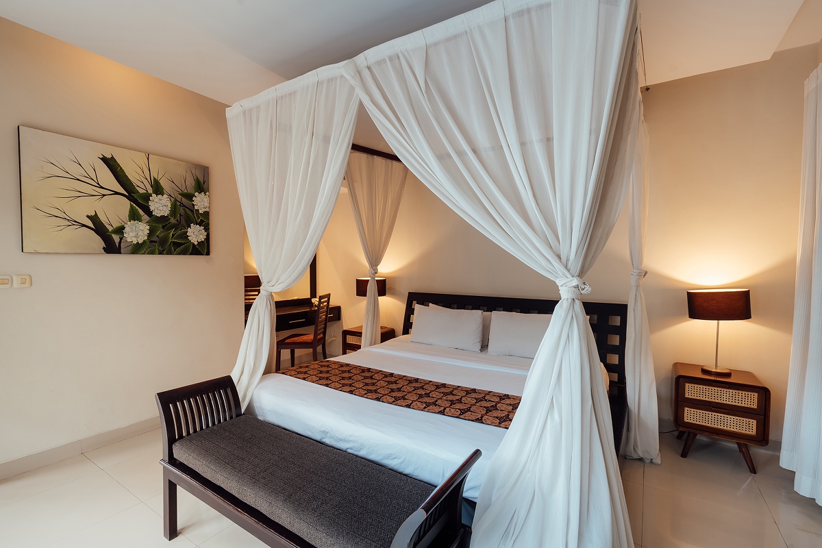Four-poster canopy bed with sliding doors to the pool, The Bidadari villa