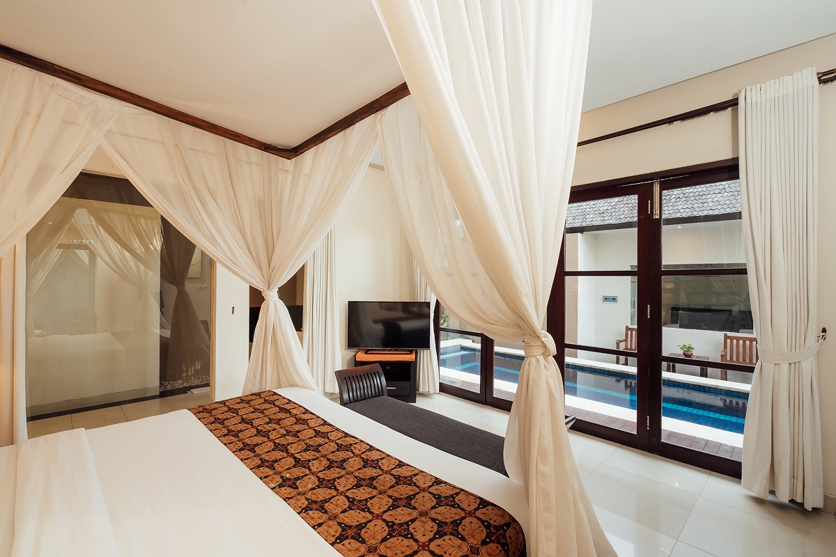 Bedroom with canopy bed, Smart TV and sliding glass doors to the garden, The Bidadari
