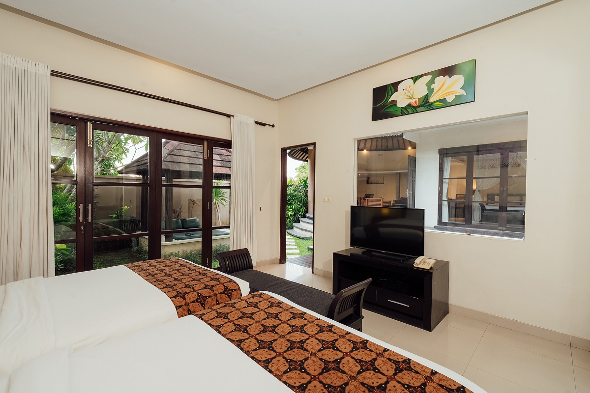 Bedroom with king bed, Smart TV and sliding doors to the garden, The Bidadari