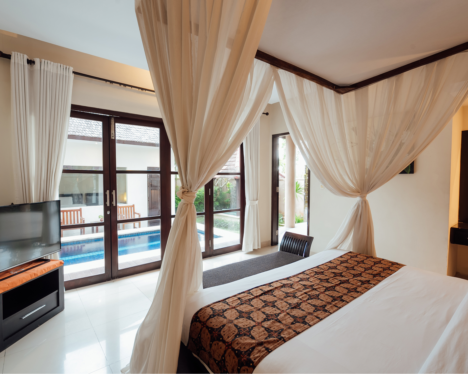 Four-poster canopy bed in a villa room, The Bidadari